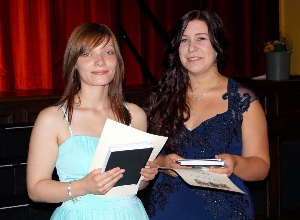 Anna Waruschew (l.) und Caroline Meiberg sind mit dem Notendurchschnitt 1,0 Bestabsolventen.