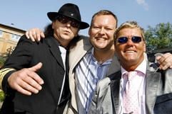 Nur scheinbar sind am Samstag (17.06.2006) in Offenbach die Größen des deutschen Showgeschäfts (l-r) Udo Lindenberg, Stefan Raab und Dieter Bohlen vereint. In Wirklichkeit stehen Uwe Tatusch, Olaf Jaschinski und Henry Matz beim Treffen des "Doppelgängervereins ständige Vertretung Deutschland e.V." beisammen, der 2005 in Leipzig gegründet wurde und dem inzwischen über 60 Doubles bekannter Persönlichkeiten angehören. (Foto: dpa)