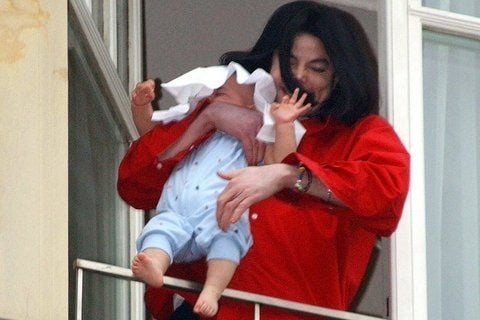 Mit diesem Bild schrieb nicht nur Michael Jackson Schlagzeilen. Auch der Ort des Geschehens, das „Adlon Kempinski“ in Berlin, stand plötzlich im Fokus der Öffentlichkeit. (FOTO: DPA)