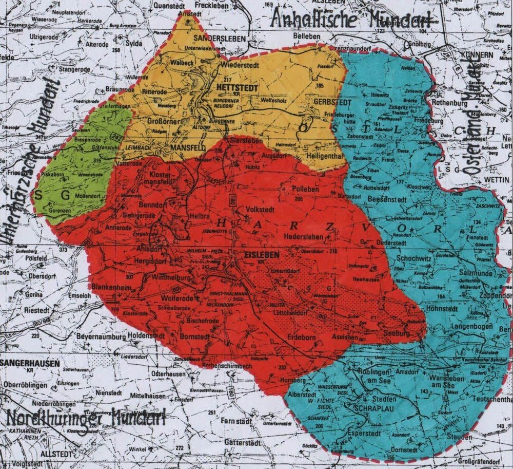 Die grüne Markierung kennzeichnet das härzische Mansfeldisch, gelb das Mansfeld-Hettstedt-Gerbstedtische oder Wippermansfeldisch, rot das eigentliche oder Westmansfeldisch und blau das saalische Mansfeldisch