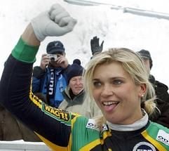 Die neue Weltmeisterin im Zweierbob, Susi Erdmann, freut sich am Sonntag (02.02.2003) in Winterberg nach dem entscheidendem vierten Lauf über den Gewinn der Weltmeisterschaft. Den zweiten und den dritten Platz gewannen ebenfalls deutsche Bobs. (Foto: dpa)