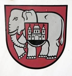 Das Wappen der thüringischen Stadt Niederroßla. Die Gemeinde Niederroßla feiert Anfang Juni ihr traditionelles Elefantenfest. (Foto: ddp)
