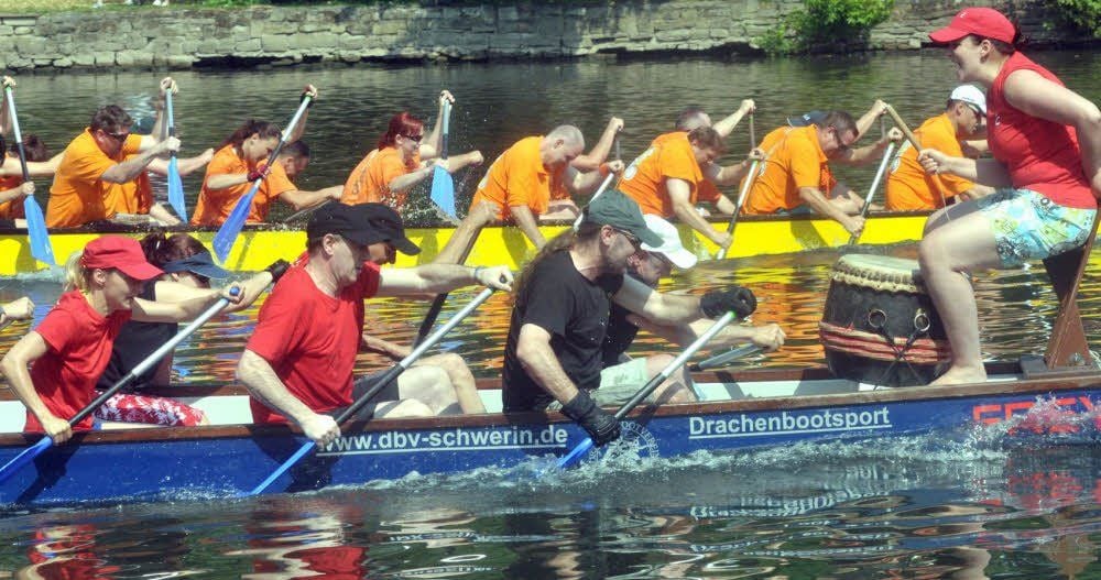 Sie haben alles gegeben: Die „Stadtdrachen und Freunde“ (vorn) verlieren dennoch gegen die „Himmelfahrtsfreunde“ beim Drachenbootrennen.
