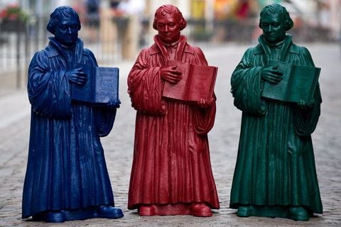 Lutherfiguren des Aktionskünstlers Ottmar Hörl in Wittenberg. (FOTO: DDP)