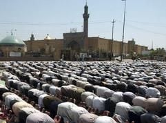 Irakische Schiiten beim traditionellen Freitagsgebet vor der Al-Kufa-Moschee in Bagdad. (Foto: dpa)