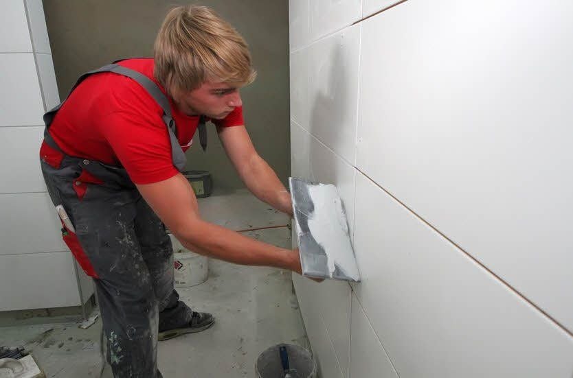Fliesenleger Nick Böhme bei der Arbeit