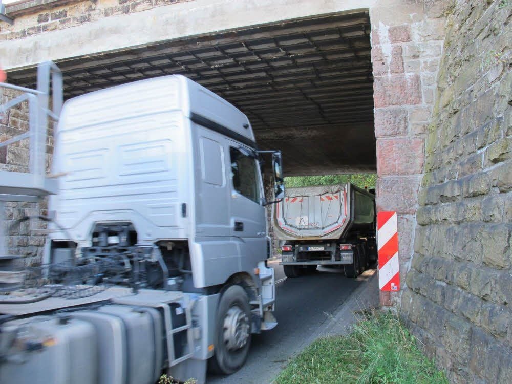 An der Bahnunterführung am alten Riestedter Bahnhof wird es für Lkw-Fahrer richtig eng.