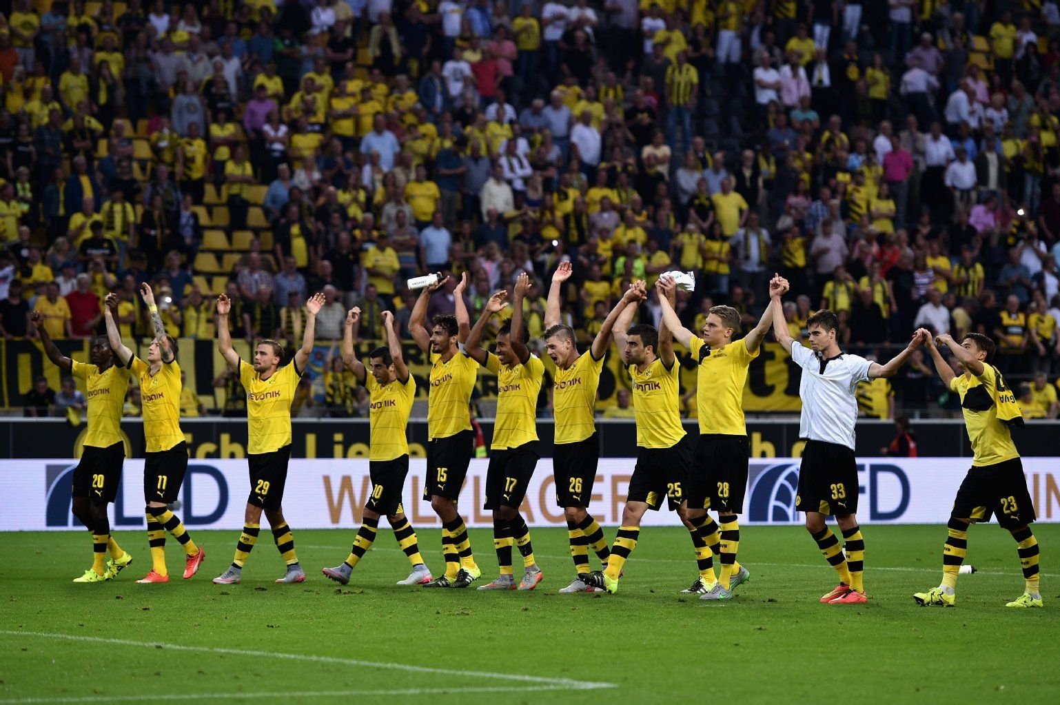 Die Mannschaft des BVB feiert zusammen mit ihren Fans.