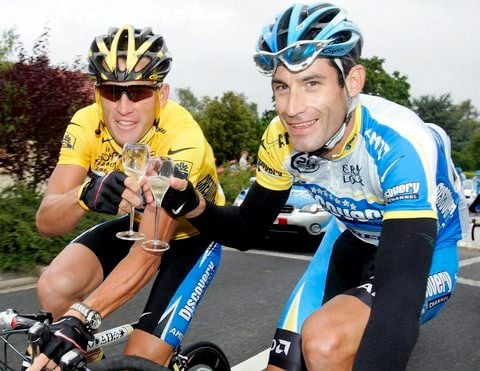 Ein Bild aus vergangenen Tagen: Lance Armstrong (l.) und George Hincapie stoßen nach der Tour de France 2005 miteinander an. (FOTO: DPA)