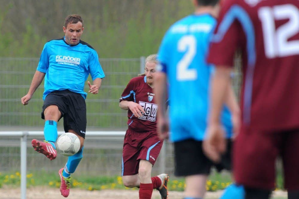 RSK-Spieler Alexander Giese (l.) schießt vor dem Molauer Johannes Vogt. Freyburg II setzte sich mit 5:4 durch.