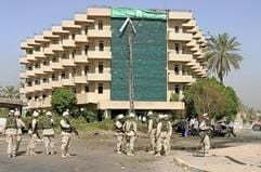 Irakische Polizisten und US-Soldaten schützen ein Hotel in Bagdad. (Archivfoto: dpa)