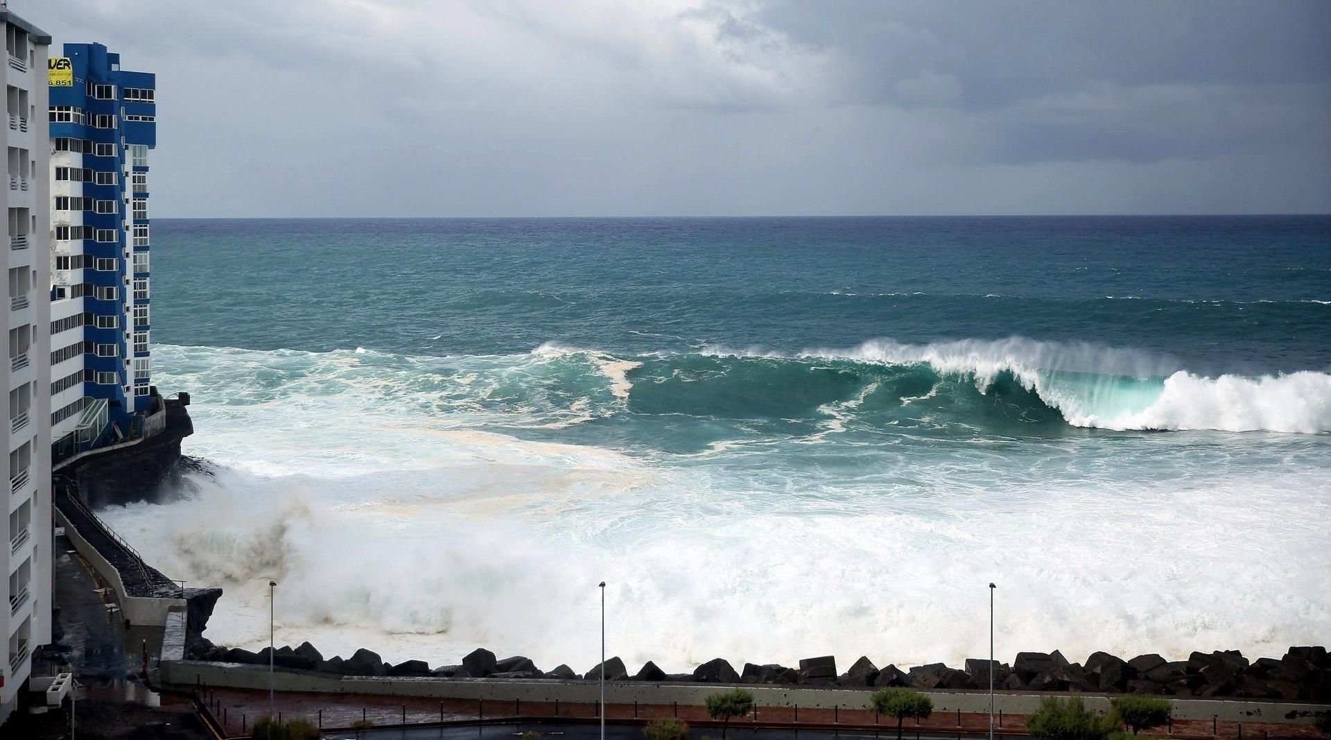 Riesige Atlantikwellen rissen auf Teneriffa Balkone in einem mehrstöckigen Wohnhaus mit.