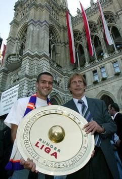 Austria-Trainer Christoph Daum (R.) und Kapitaen Michael Wagner (L.) mit der Meisterschale waehrend der Meisterfeier des FK Austria Wien am Donnerstag (29.05.2003) am Rathausplatz in Wien. (Foto: dpa)