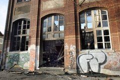 Blick auf eine völlig ausgebrannten Sporthalle im Osten von Leipzig. (Foto: dpa)