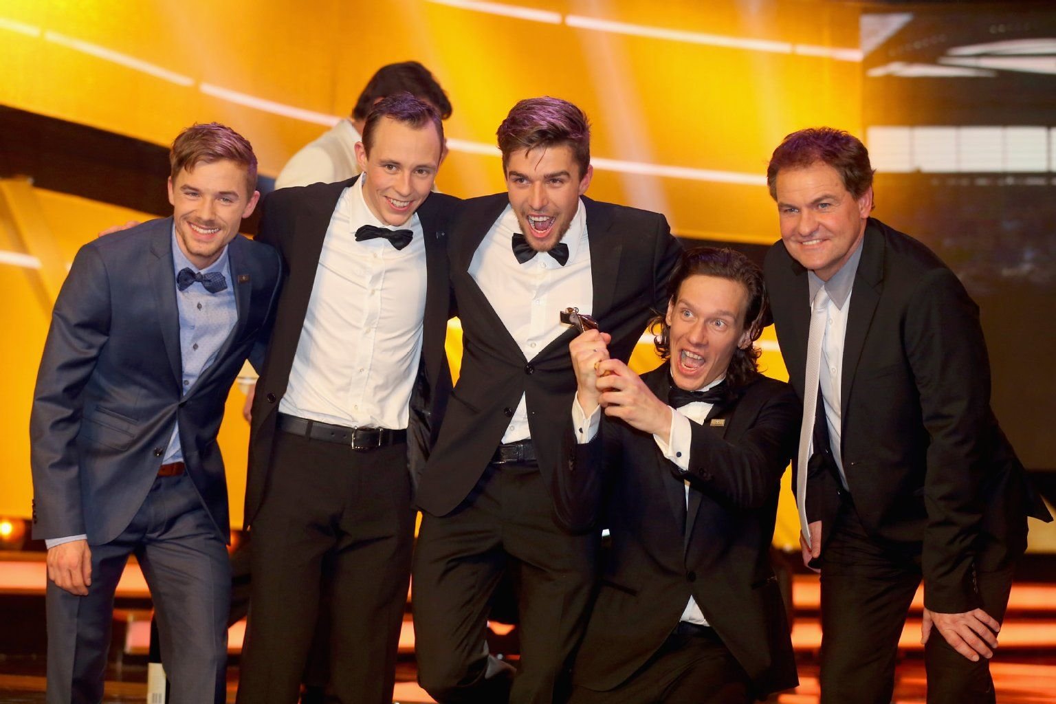 Jubel bei den Nordischen Kombinierern: (v.l.) Fabian Riessle, Eric Frenzel, Johannes Rydzek, Tino Edelmann und Trainer Hermann Weinbuch