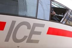 Ein Lokführer der Deutschen Bahn AG sitzt am Dienstag (10.07.2007) während eines Warnstreiks auf dem Hauptbahnhof von Augsburg (Schwaben), untätig im Führerhaus eines Inter City Express ICE. (Foto: dpa)