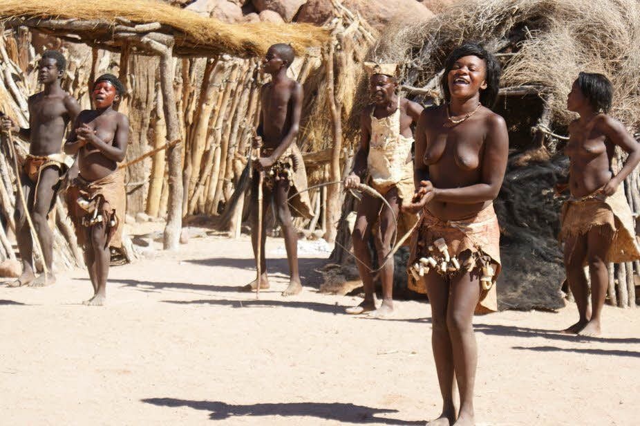 Im Damara-Museum geben Vertreter des Damara-Stammes den Besuchern Einblicke in ihre traditionelle Kultur. Dazu zählt auch ein Tanz zum Abschied.