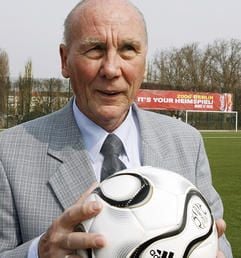 Horst Eckel hält in Berlin einen Fußball in den Händen. Am Donnerstag (8. Februar 2007) feiert der WM-Held seinen 75. Geburtstag. (Foto: dpa)