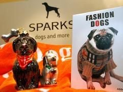 Eine Produkt-Auswahl für Hunde ist am Dienstag (07.12.2004) im neuen Lifestyle-Salon für Hunde von Promi-Friseur Udo Walz in Berlin ausgestellt. Der Wohlfühl-Salon für Vierbeiner wird am Donnerstag (09.12.2004) in der Hauptstadt eröffnet. (Foto: dpa)