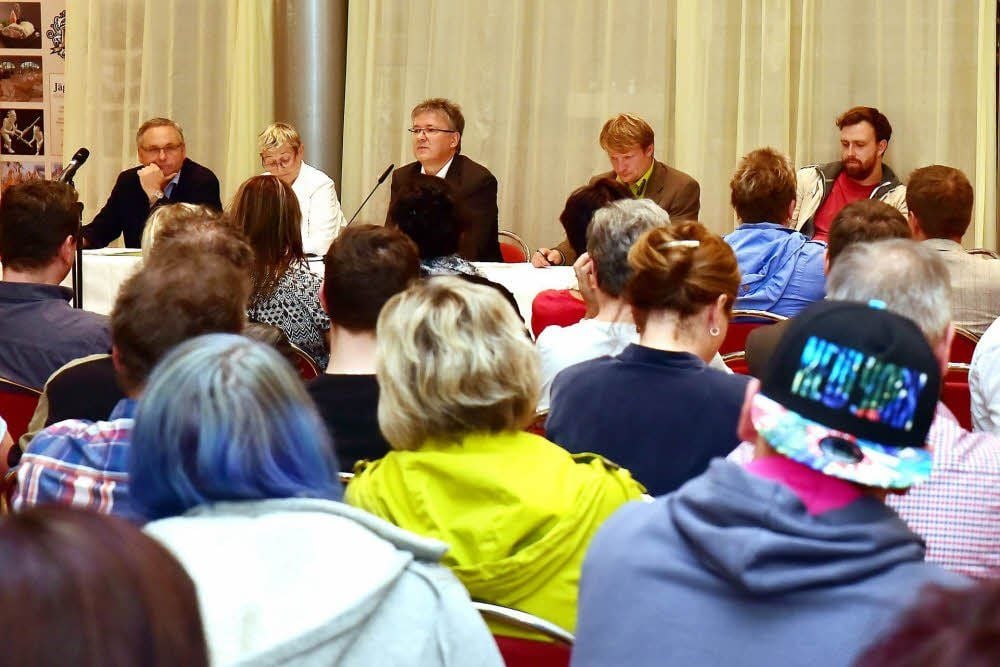 Bürger der Neustadt hatten eine Menge Fragen an die Vertreter von Burgenlandkreis, Stadt und Initiative „Engagiertes Weißenfels“.