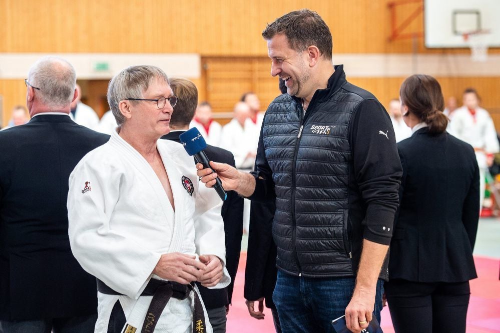 MDR-Moderator René Kindermann (r.) interviewt Friesen-Übungsleiter Werner Heinze.