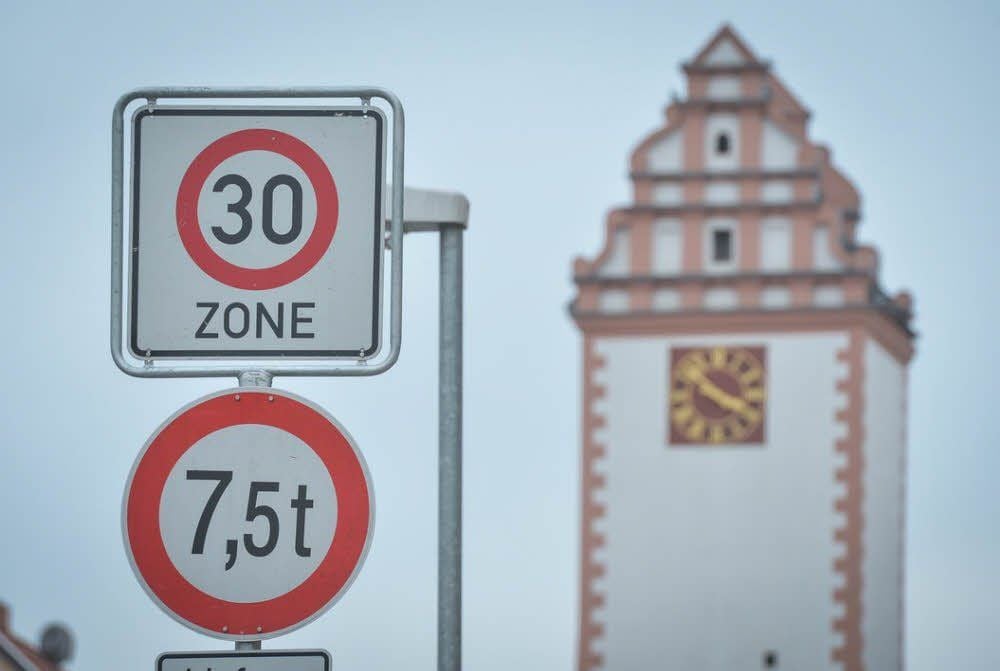 Die Länderverkehrsminister haben eine Arbeitsgruppe gebildet, die erkunden soll, ob in den Innenstädten die Geschwindigkeit für Kraftfahrzeuge durchweg auf 30 Kilometer in der Stunde begrenzt werden kann.