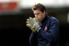 Arsenal Londons deutscher Torhüter Jens Lehmann «spuckt» im heimischen Highbury-Stadion «in die Hände» (Foto vom 09.01.2005). Lehmann will trotz seiner Degradierung zum Ersatztorwart beim FC Arsenal bleiben und seinen Stammplatz zurückerobern. «Mir gefällt es hier. Ich bin vor drei Jahren gekommen und kann noch drei Titel gewinnen, sogar in dieser Saison», sagte der 35 Jahre alte deutsche National-Keeper am Montag (10.01.2005) in London. «Vorher möchte ich nicht gehen. Ich sehe keinen Grund dafür.» Arsenal-Trainer Wenger hatte in den letzten Spielen der Premier League dem acht jüngeren Spanier Almunia den Vorzug gegeben. (Foto: dpa)