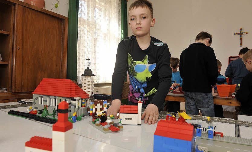 Pascal hat seine Kirche fertig. Links steht die Meuroer Kirche.
