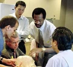 Der Chirurg Benjamin Carson (M.) bei Vorbereitungen zu einer Operation (Foto: dpa)