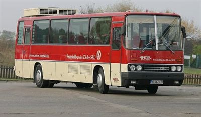 Ein ehemaliger Protokollbus des ZK (Zentralkomitee) der SED auf dem Gelände eines Busunternehmens in Salzfurtkapelle (Zörbig). (FOTO: DPA)