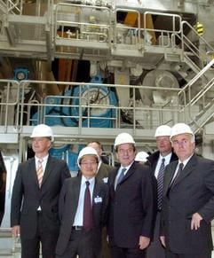 Bundeskanzler Gerhard Schröder (3.v.r.) besichtigt am Freitag (22. Oktober 2004) gemeinsam mit Jimmy Lee, Präsident von Mercer International (2.v.l.), Geschäftsführer Wolfram Ridder (l.), Sachsen-Anhalts Ministerpräsident Wolfgang Böhmer (r.) und dem SPD-Bundestagsabgeordneten Reinhard Weiss das eine Milliarde Euro teure Zellstoffwerk Stendal. (Foto: dpa)