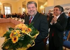 Im Spiegelsaal des kurfürstlichen Schlosses in Mainz hält der rheinland-pfälzische Ministerpräsident Kurt Beck (SPD) am Montag (27. März 2006) vor Fraktionsmitgliedern seiner Partei einen Blumenstrauß in den Händen. (Foto: dpa)