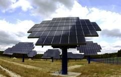 Solarbäume auf einem Acker am Rande der Gemeinde Kleinwulkow bei Genthin. Mit einer Jahresleistung von aktuell 110.000 Kilowattstunden ist der Solarwald Kleinwulkow mit seinen 13 Baümen das größte Sonnenkraftwerk in Sachsen-Anhalt. Insgesamt gibt es im Land bisher rund 250 dieser Photovoltaik-Anlagen. Die meisten davon stehen auf Dächern von Privathäusern. Lediglich 0,3 Prozent des Stroms in Sachsen-Anhalt wird aus Sonnenenergie gewonnen. (Foto: dpa)