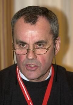 Bernd Schubert wird nach den Olympischen Spielen 2004 in Athen seine Position als Cheftrainer des Deutschen Leichtathletik-Verbandes (DLV) aufgeben. Schubert arbeitete als der letzte Cheftrainer des Deutschen Verbandes für Leichtathletik (DVfL) der DDR und war 1991 zum DLV gewechselt. Obwohl der 59-Jährige sich nie dazu äußerte, blieb seine Vergangenheit im von Doping-Praktiken unterstützten System der DDR-Leichtathletik ein ungeklärter Punkt in seiner Biografie. (Foto: dpa)