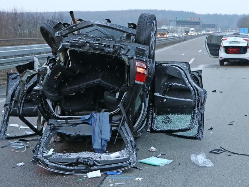 Der völlig zerstörte PKW nach einem Unfall auf der A45. Foto: Steffen Hanak/Giessener Allgemeine