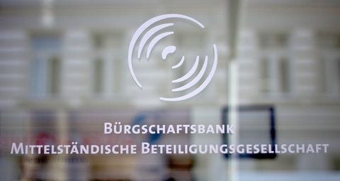 Blick auf den Schriftzug und das Logo der Bürgschaftsbank Sachsen-Anhalt GmbH und der Mittelständische Beteiligungsgesellschaft mbH in Magdeburg. (FOTO: DPA)
