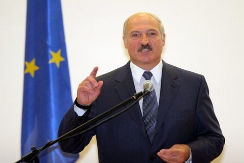 Weißrusslands autoritärer Präsident Lukaschenko (56) hat aus Liebe zu seinem jüngsten Sohn sein offizielles Geburtsdatum geändert. (FOTO: DPA)