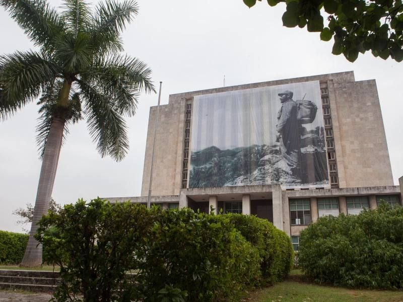 Großbild von Fidel Castro an der Nationalbibliothek in Havanna. Kuba hat ein Anti-Personenkult-Gesetz erlassen. Foto: Alessandro Vecchi