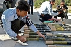 Irakische Polizisten untersuchen beschlagnahmte Geschosse für russische Panzerbüchsen, die in Saddam Hussein's Heimatstadt Tikrit im Norden des Irak gefunden worden waren. (Foto: dpa)