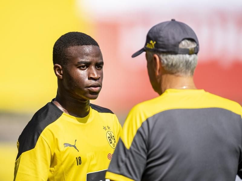 Dürfte von BVB-Coach Lucien Favre (r) ab sofort in der Bundesliga eingesetzt werden: Youssoufa Moukoko. Foto: David Inderlied/dpa