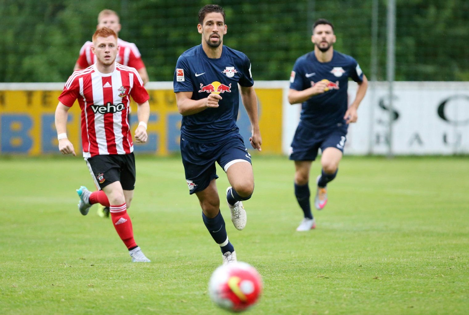 Anthony Jung und Southamptons Harrison Reed (l.). Der Leipziger spielte in den ersten 45 Minuten, danach übernahm Franke seine Position.