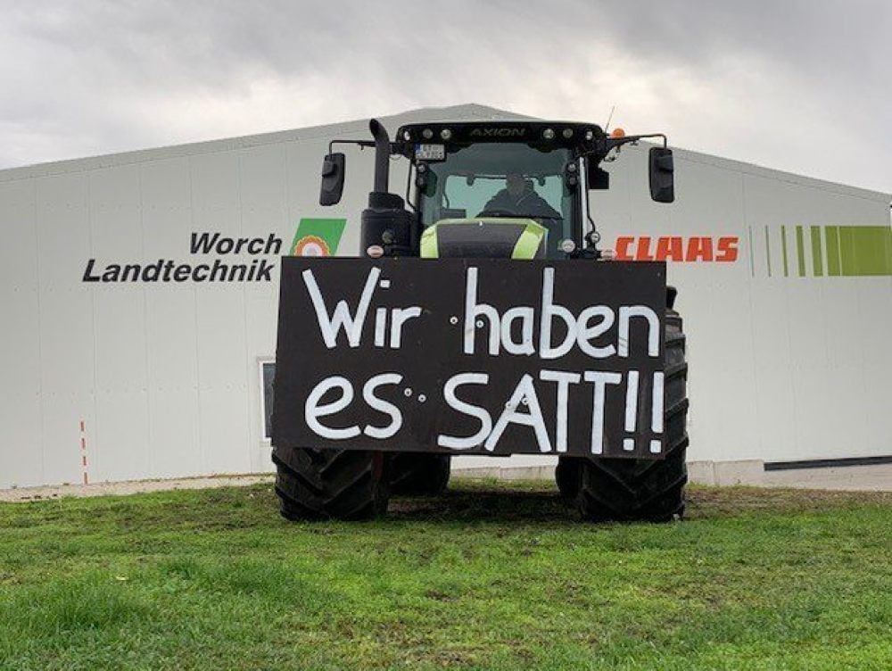 Der Raguhner Traktor, mit dem die Landwirte aus dem Erzgebirge zur Demo gefahren sind, auf dem Gelände von Worch Landtechnik.