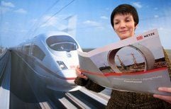Im neuen Informationszentrum zur ICE-Neubaustrecke Erfurt-Leipzig/Halle betrachtet eine Frau in Herrengosserstedt bei Apolda eine Informationsbroschüre zum Finnetunnel. (Foto: dpa)