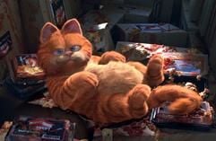 Kater Garfield hat sich den Bauch mit seinem Leibgericht vollgeschlagen - Lasagne. Schon seit 25 Jahren gibt es die Cartoons über Amerikas berühmten Kater, nun wird das faule Leben des exzentrischen Dickerchens in einer "Life-Action-Komödie" durch einen kleinen Hund gestört. Die niedliche Dackelmischung droht Garfield den Rang abzulaufen. Doch als "Odie" entführt wird, lässt Garfield glatt seine Lasagne stehen, um ihn zu suchen. Die Komödie von Regisseur Peter Hewitt kommt am 19. August 2004 in die deutschen Kinos. (Foto: dpa)