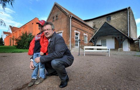 Reinhard Bauer und Sohn Urs vom Gut Tannepöls in Großzöberitz. An das Gemäuer wird schon bald Hand angelegt.