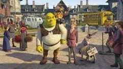 Im neuen Film «Shrek der Dritte» stehen Shrek (l), der gestiefelte Kater (auf der Schulter), Artie (M) und Esel (r) auf der Straße. (Foto: dpa)