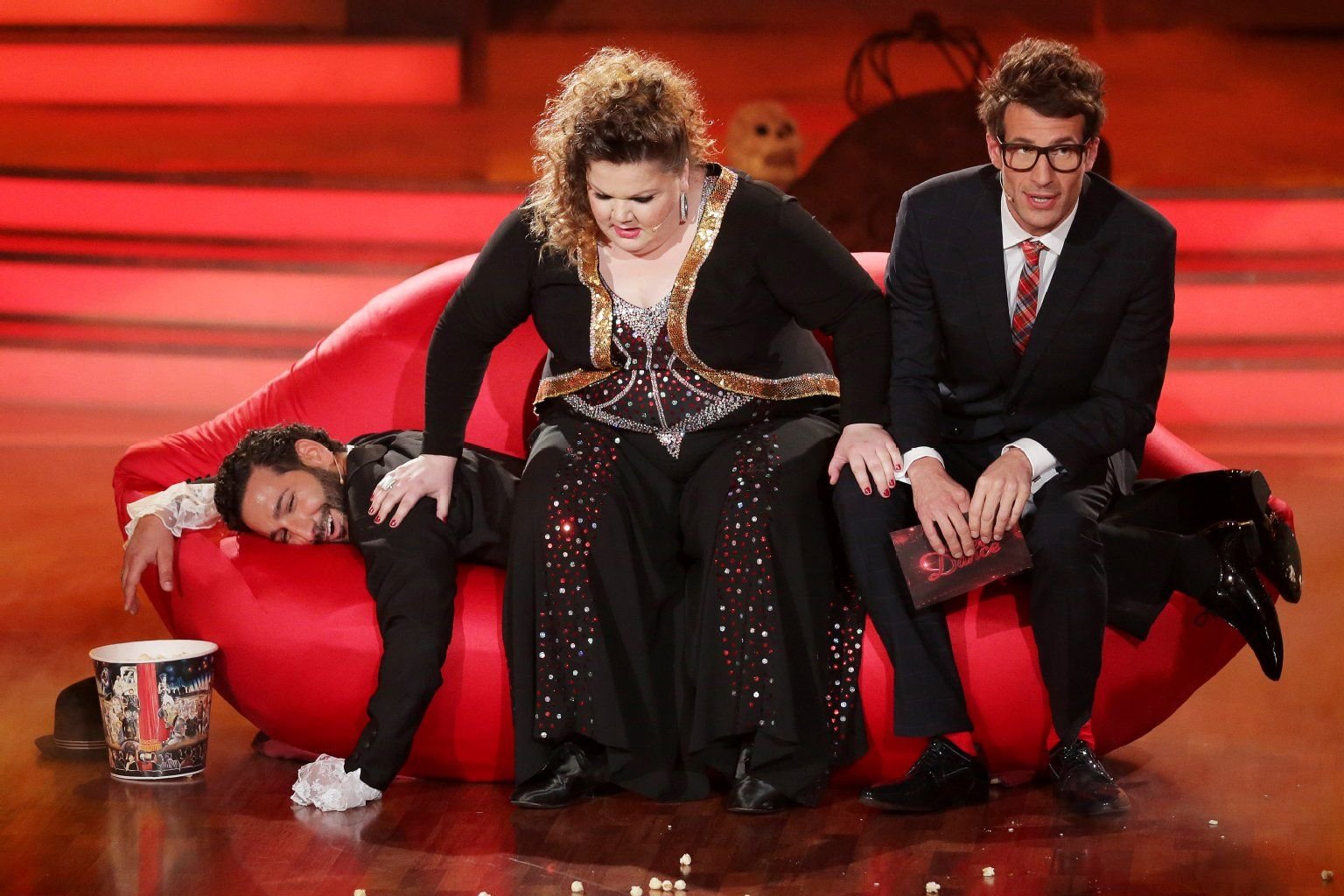 Schauspielerin Manuela Wisbeck und Tänzer Massimo Sinato sowie Moderator Daniel Hartwich unterhalten sich in der RTL-Tanzshow "Let's Dance".