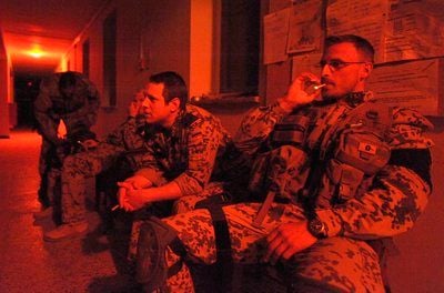 Bundeswehrsoldaten der Internationalen Schutztruppe für Afghanistan (ISAF) rauchen am 12.09.2008 nach dem Einsatz an einer Straßensperre der Bundeswehr in Kundus in Afghanistan im Feldlager. (FOTO: DDP)
