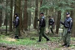 Hundertschaften der Polizei suchen am Montag (1.11.2004) in einem Waldgebiet zwischen Hipstedt und Oerel (Kreis Rotenburg-Wümme) nach dem seit Samstag (30.10.2004) vermissten achtjährigen Felix aus Neu-Ebersdorf (Kreis Rotenburg-Wümme). (Foto: dpa)