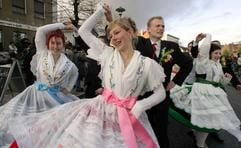 Mit Blasmusik, fröhlichen Liedern und Tänzen ziehen junge Mädchen und Burschen in traditioneller sorbischer Spreewaldtracht und schwarzen Anzügen am Samstag während des Fastnachtsumzugs, genannt Zapust, durch das südbrandenburgische Burg (Foto: dpa)